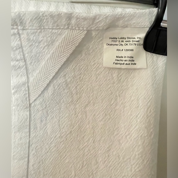 🎬 FINAL MKDN, “All You Need Love & a Cat”Hand Towel, White, Black & Gold, NWOT - Picture 3 of 4